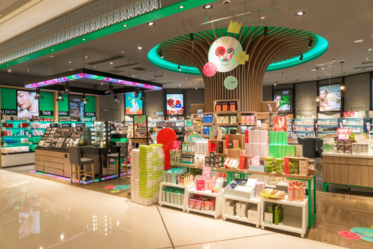 奢侈品店中的化妆品零售 奢华与艺术的融合